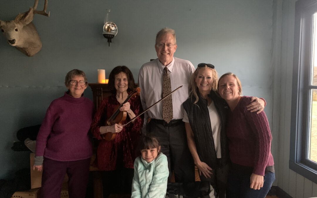 A group photo in a saloon with Linda Rosenthal with her violin, Steven Heyman and four audience members including a little girl.